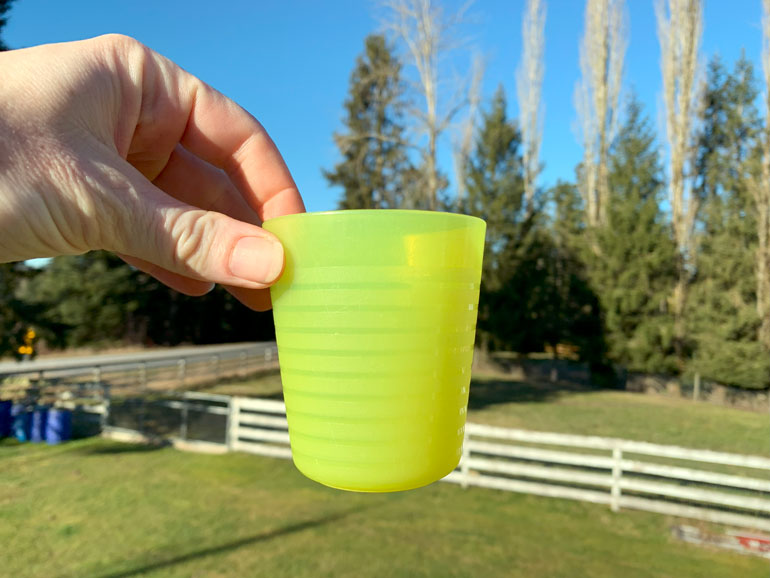 Small cup for collecting colostrum